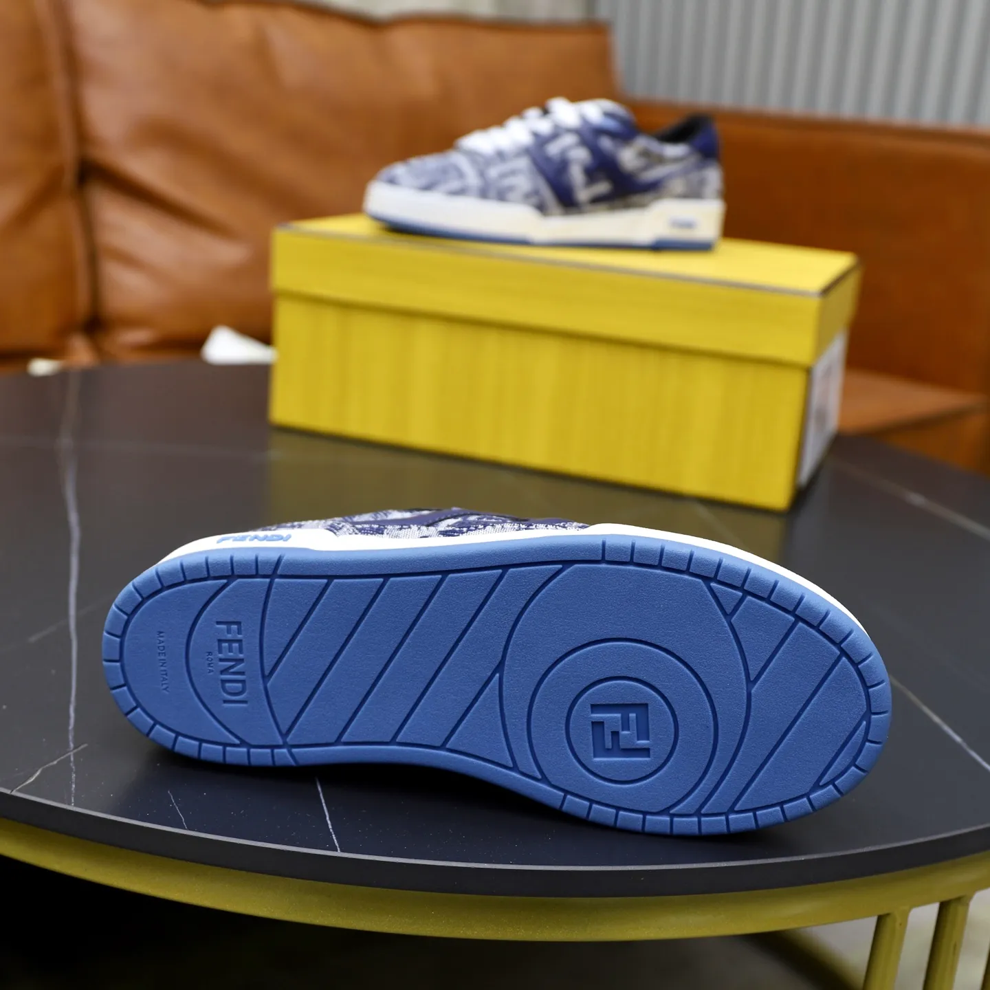 Ex-factory price: 640🔥Couple model (top original order) Brand: FENDI Size: 35-44 (customized for men 38 and 45) Grade: original order quality High version Material: Imported original cowhide stitching ➕ High-quality and comfortable lining Original TPU lightweight anti-slip outsole Style category: Travel fashion casual shoes Versatile trend